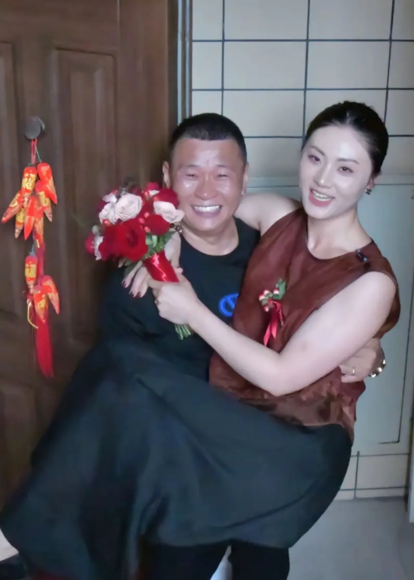 冒昧的问一句，从哪看出是二婚？