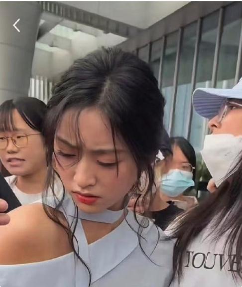 沈月这表情谁懂，你能理解此刻的心情吗？挤都挤不动，真的太疯狂了。 ​​​