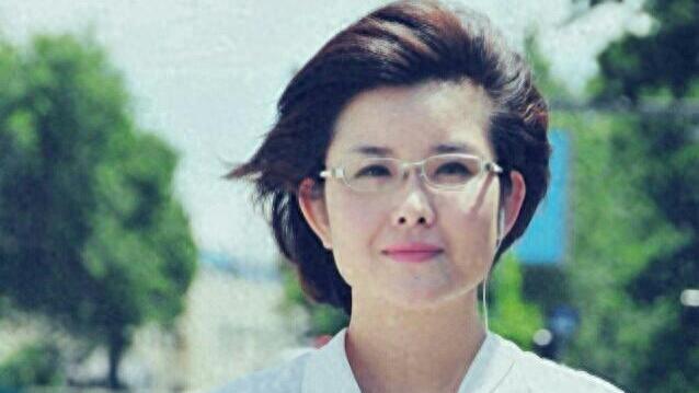 王宁：从河北石家庄走出来的央视著名女主持人，男友在雾中迷路了