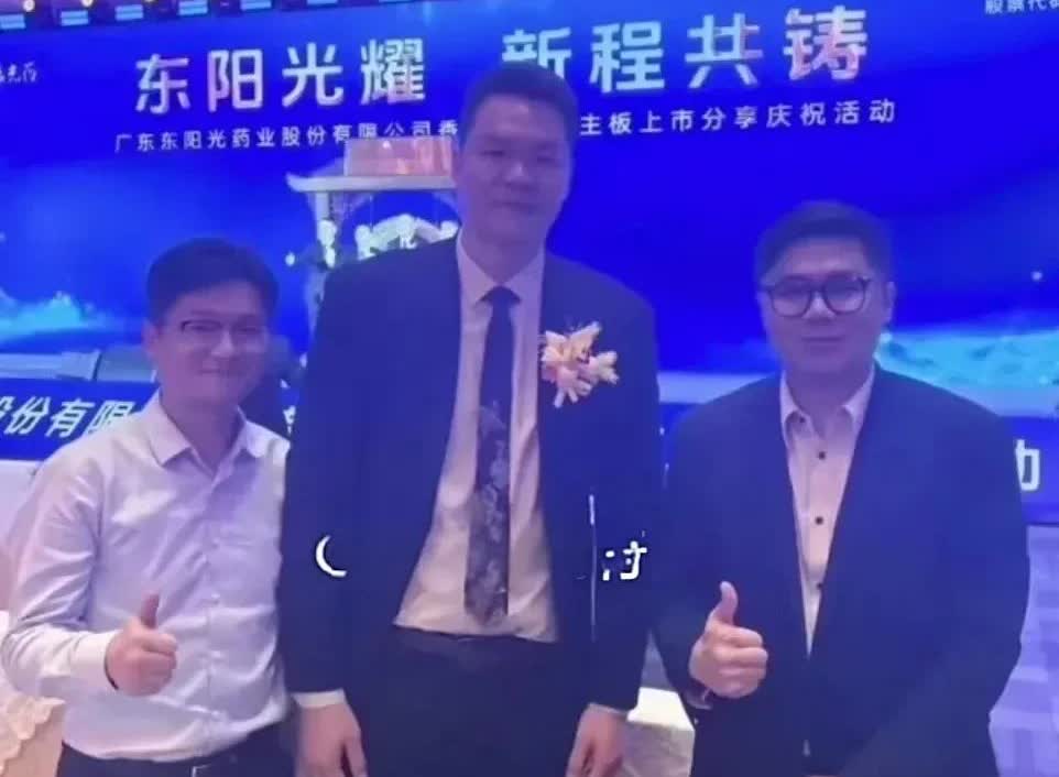 广东男篮不缺赞助商！
昨天晚上，朱芳雨参加东阳光药业的庆祝活动，并且与对方的高