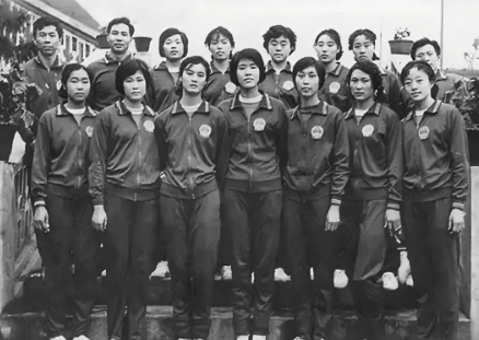如果能把15个排球老队员都认出来，承认你是体育迷里佼佼者！
老女排的一张珍贵合影