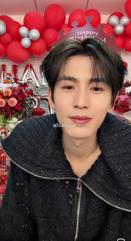 张凌赫现身上海活动，西装加身的模样帅得十分吸睛，宽肩窄腰的优越比例搭配精致五官，