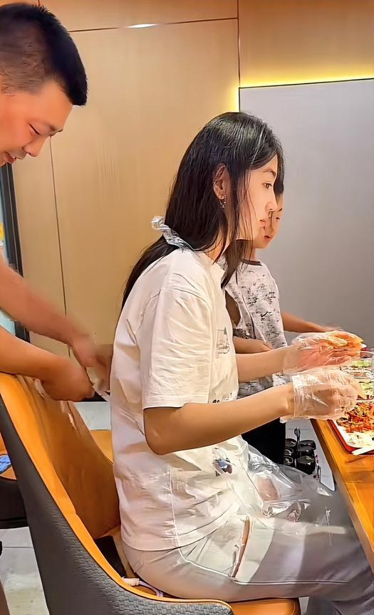 我以为是他女儿呢，搞半天是他老婆啊。