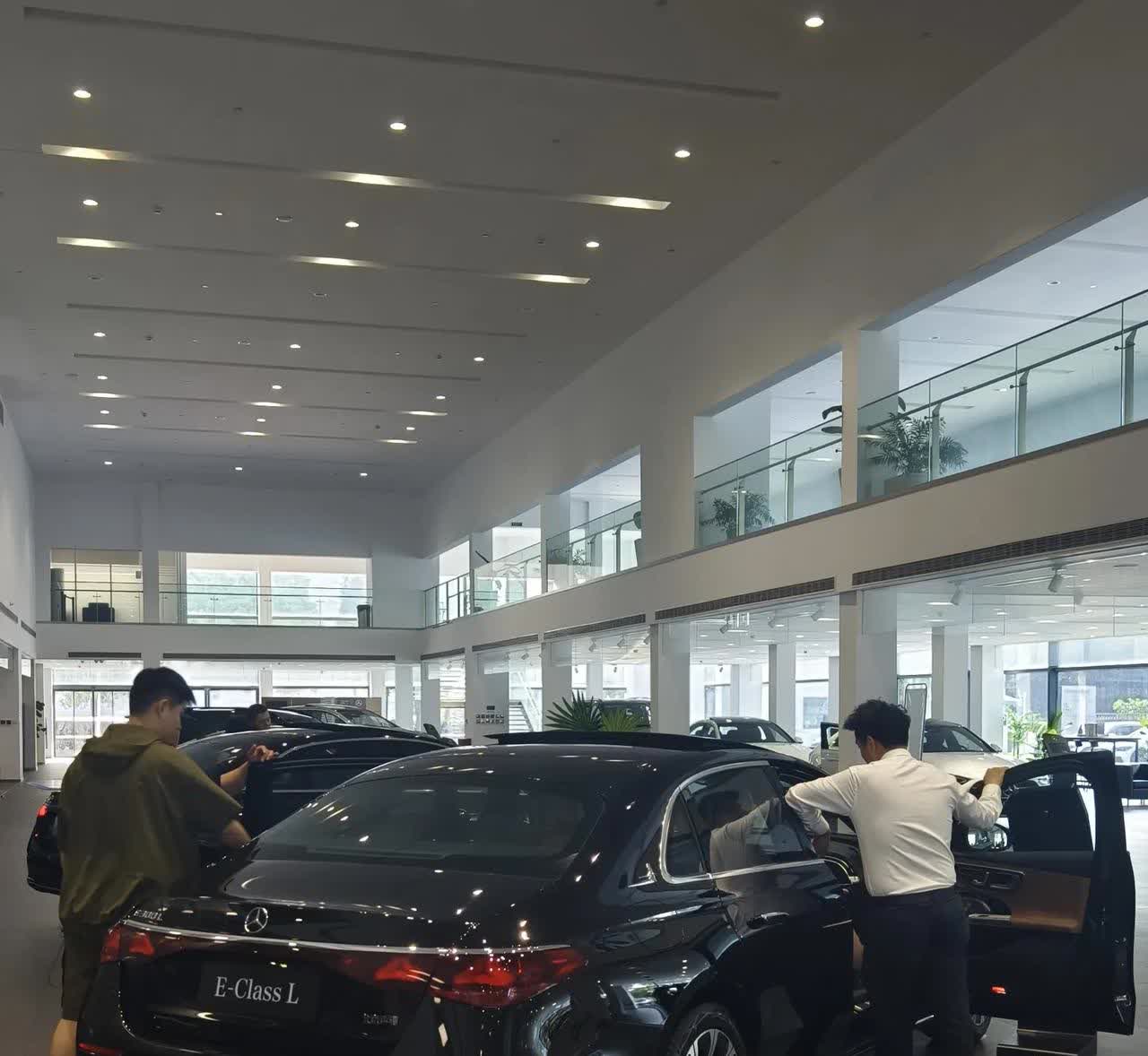 今天在奔驰4S店做保养的时候，发现看车的人明显少了，店里的小零食也没了，连厕所都