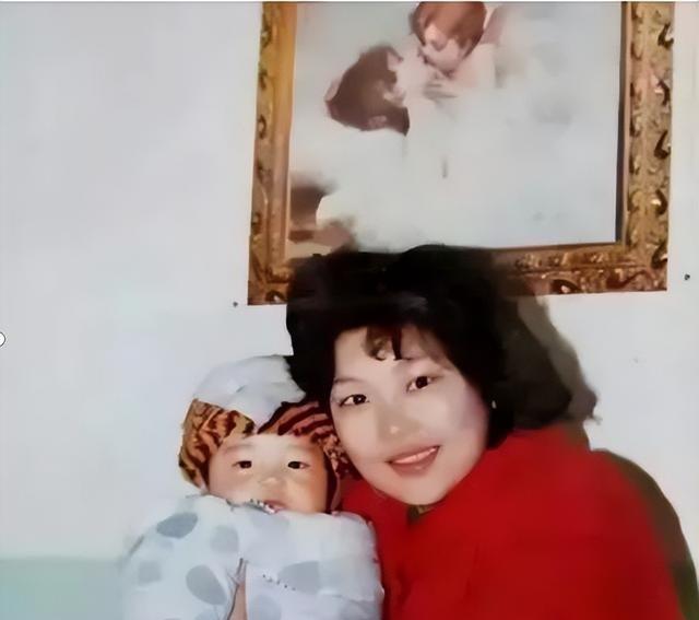 1988年，武汉一女老师，婚后生下儿子，夫妻俩欣喜万分。没想到，当丈夫看了孩子后