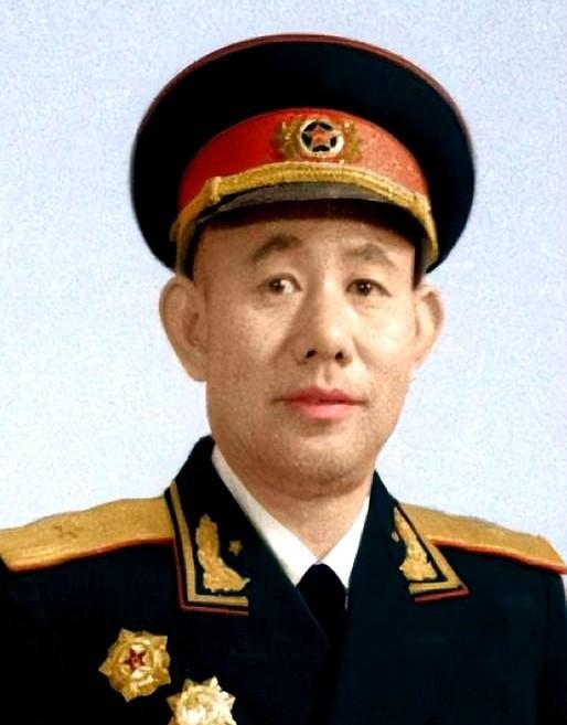 [微风]1951年，一群志愿军在撤退时，猛然发现眼前狭隘的山谷中，竟出现了成千上