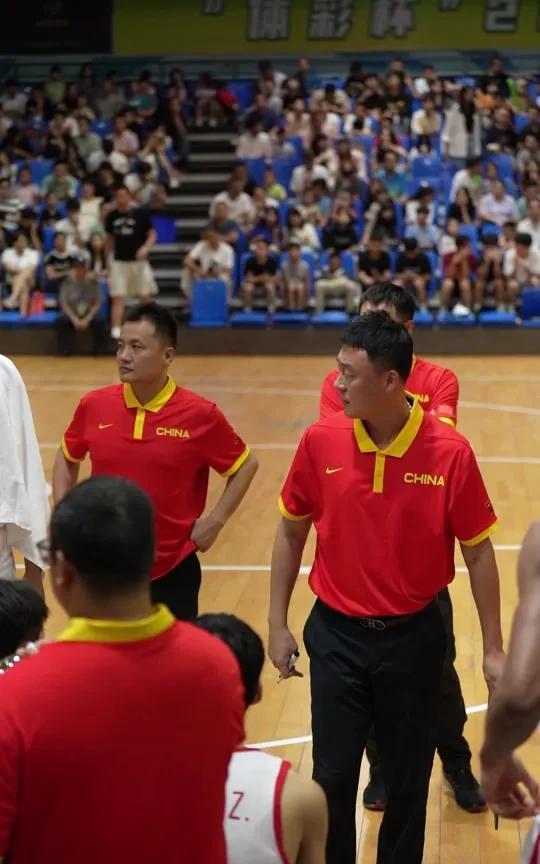 你知道广东队为什么有那么多国手吗？
1.徐杰--身高1.78米，男篮首发控卫。
