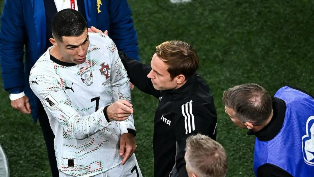 红牌！C罗肘击对手！葡萄牙不敌爱尔兰无缘提前晋级