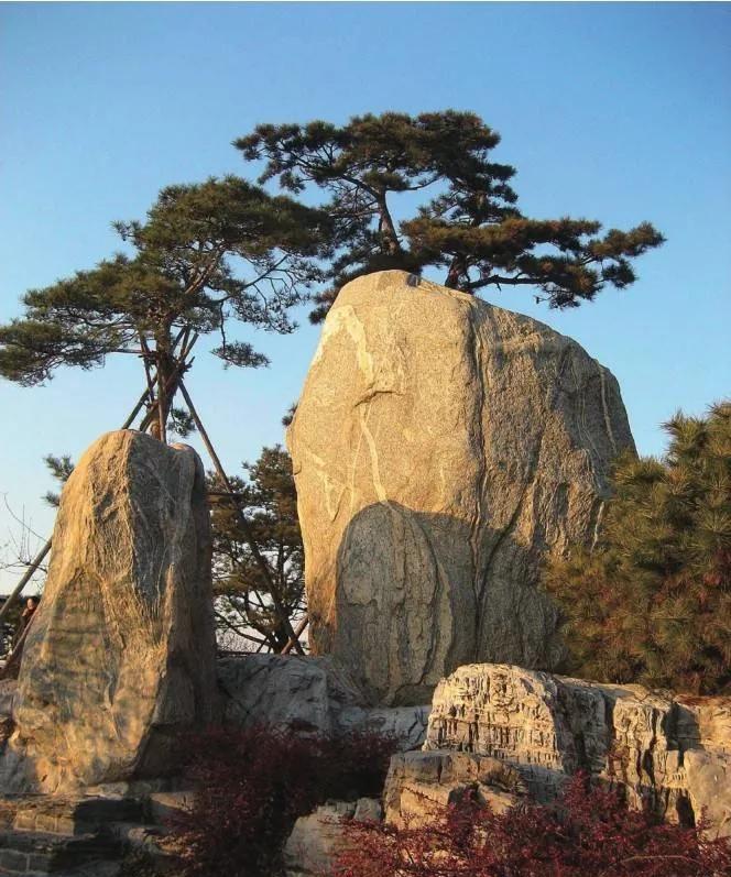 在天境处有一块高5.7米、重达63吨的泰山石矗立在主峰上，作为平安祥和的象征而成