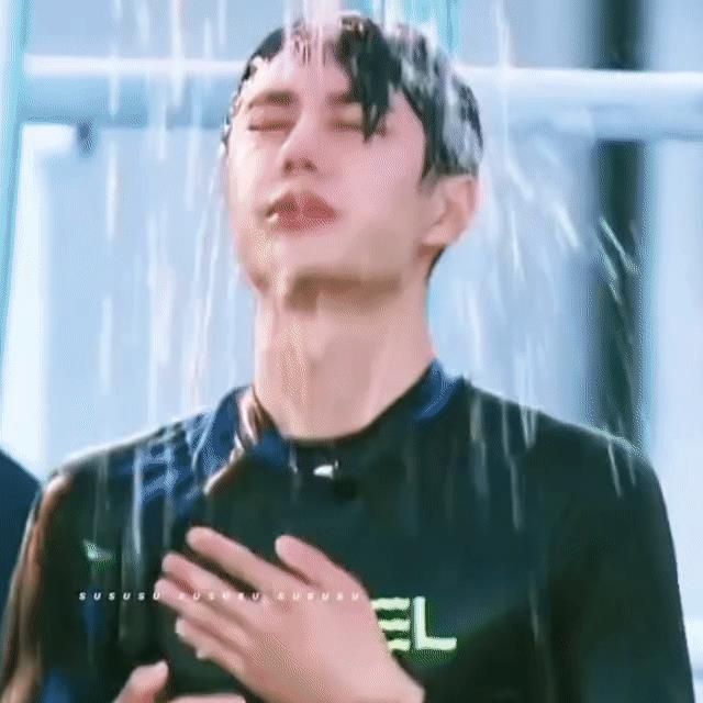 王一博明明穿着衣服呢，怎么洗脸洗的我脸红心跳的[爱慕]。
这属于晚睡福利了。
大