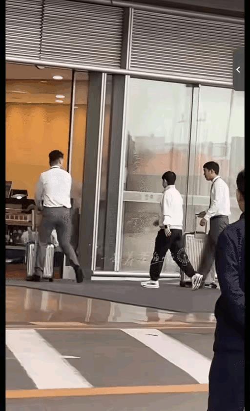 全网都在找莎莎，这不在这里嘛，莎莎走的VIP通道，工作人员给推着行李箱和小白包。