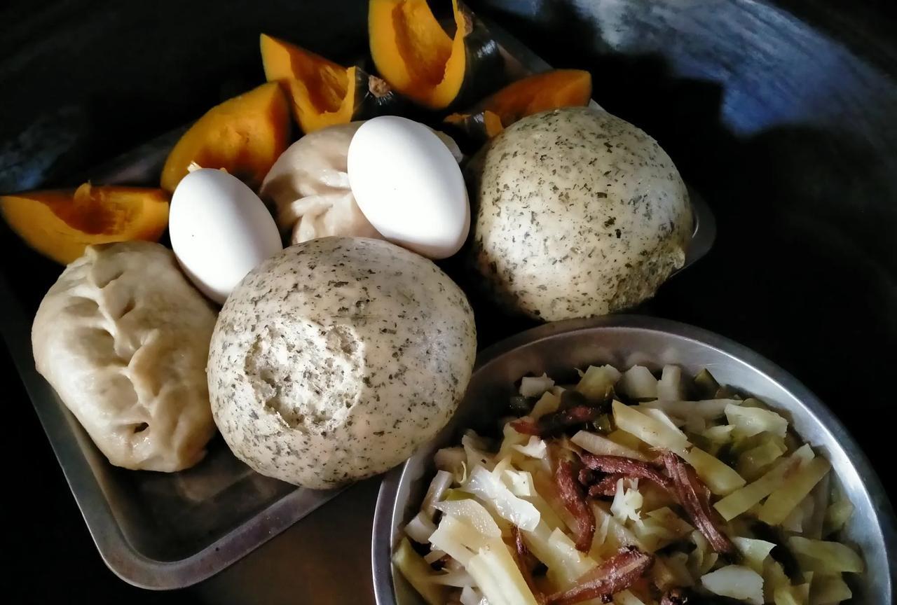 你们看看我在大锅熥的这盘饭，2个人能吃几顿？
好几天没用大锅做饭了，今天早晨我准