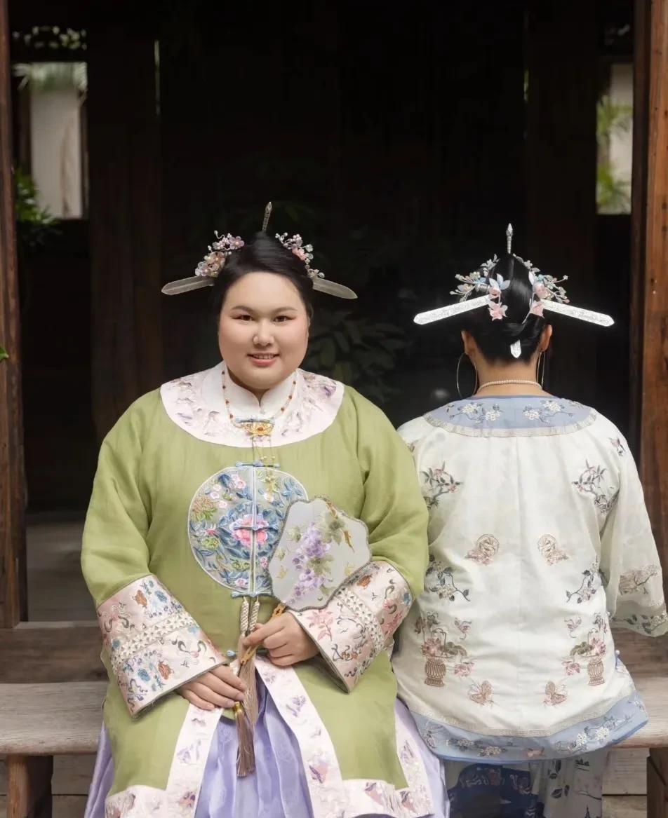 都说人靠衣装马靠鞍装，看奥运冠军李雯雯晒汉服簪发造型，绿衫紫裙，手拿轻罗小扇，气