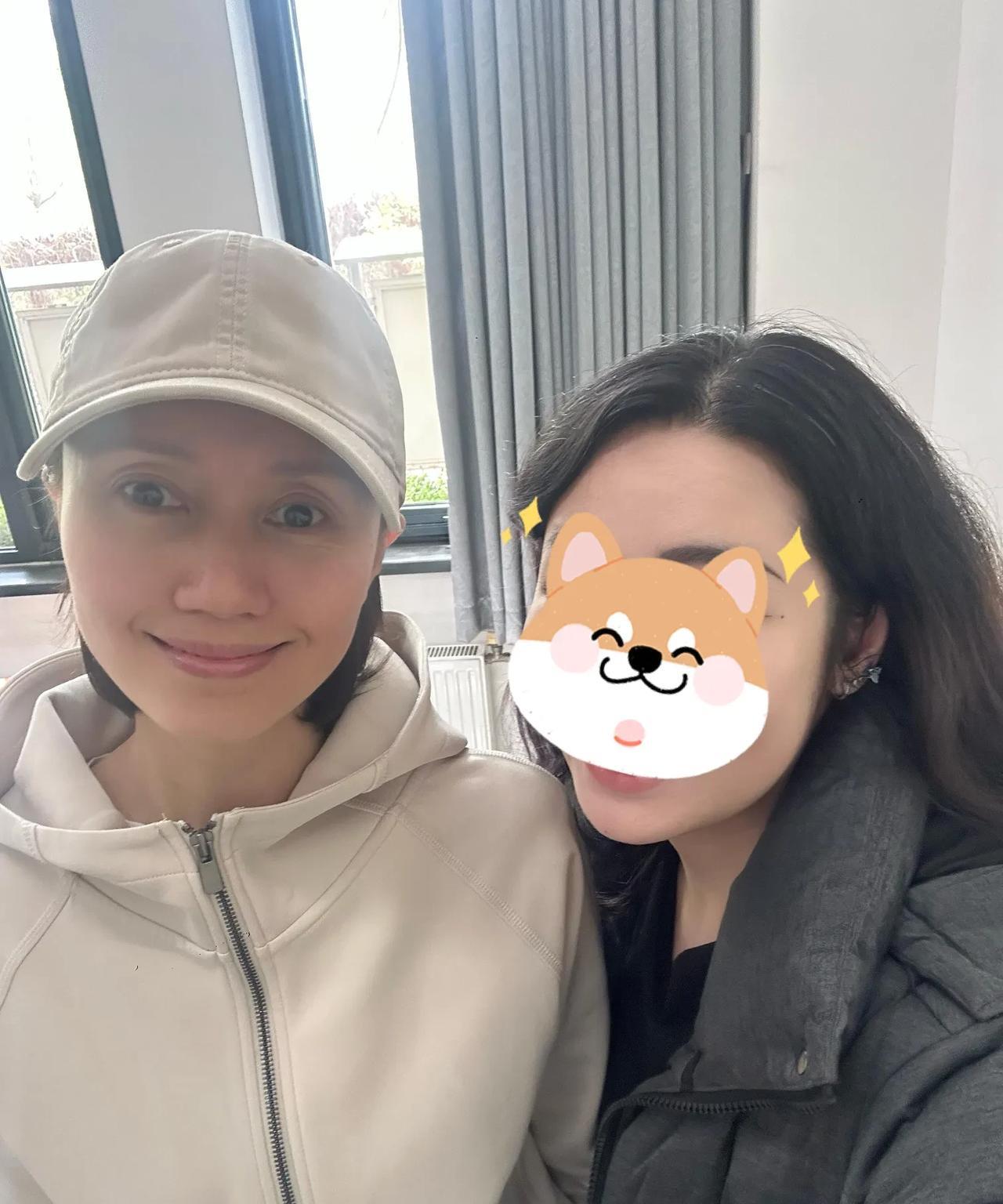 素颜被拒后反转！！袁泉为合影紧急补妆3分钟：温柔到让人想尖叫！
昨日，有网友发文