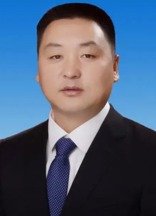 他是修文县原县委书记管庆良，今年46岁，年纪不大，官不大，蛮横霸道脾气不小。
 