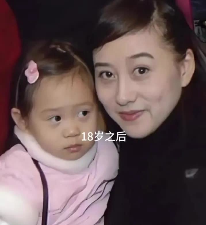 利智怀抱小时候的大女儿一张留影满脸洋溢着初为人母的甜蜜之情