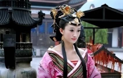 1627年，明熹宗朱由校病逝，21岁的皇后张嫣从此守寡。一天晚上，太监陈德润趁她