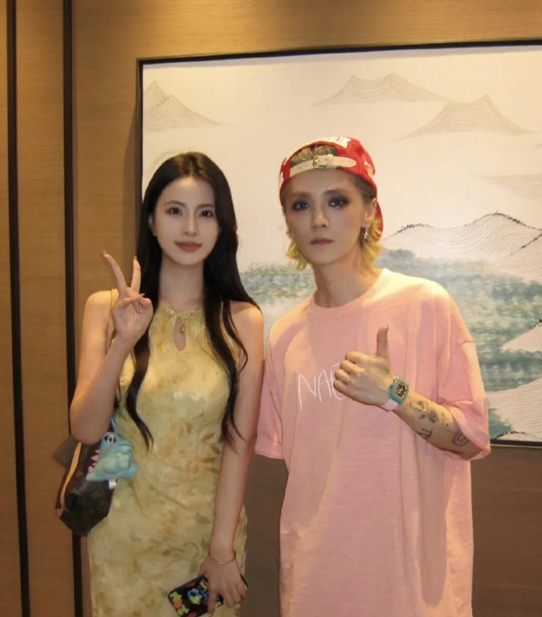 越来越搞不懂鹿晗了，我觉得他一点都不适合这种浓妆，看起来没有阳刚之气，也没有辨识