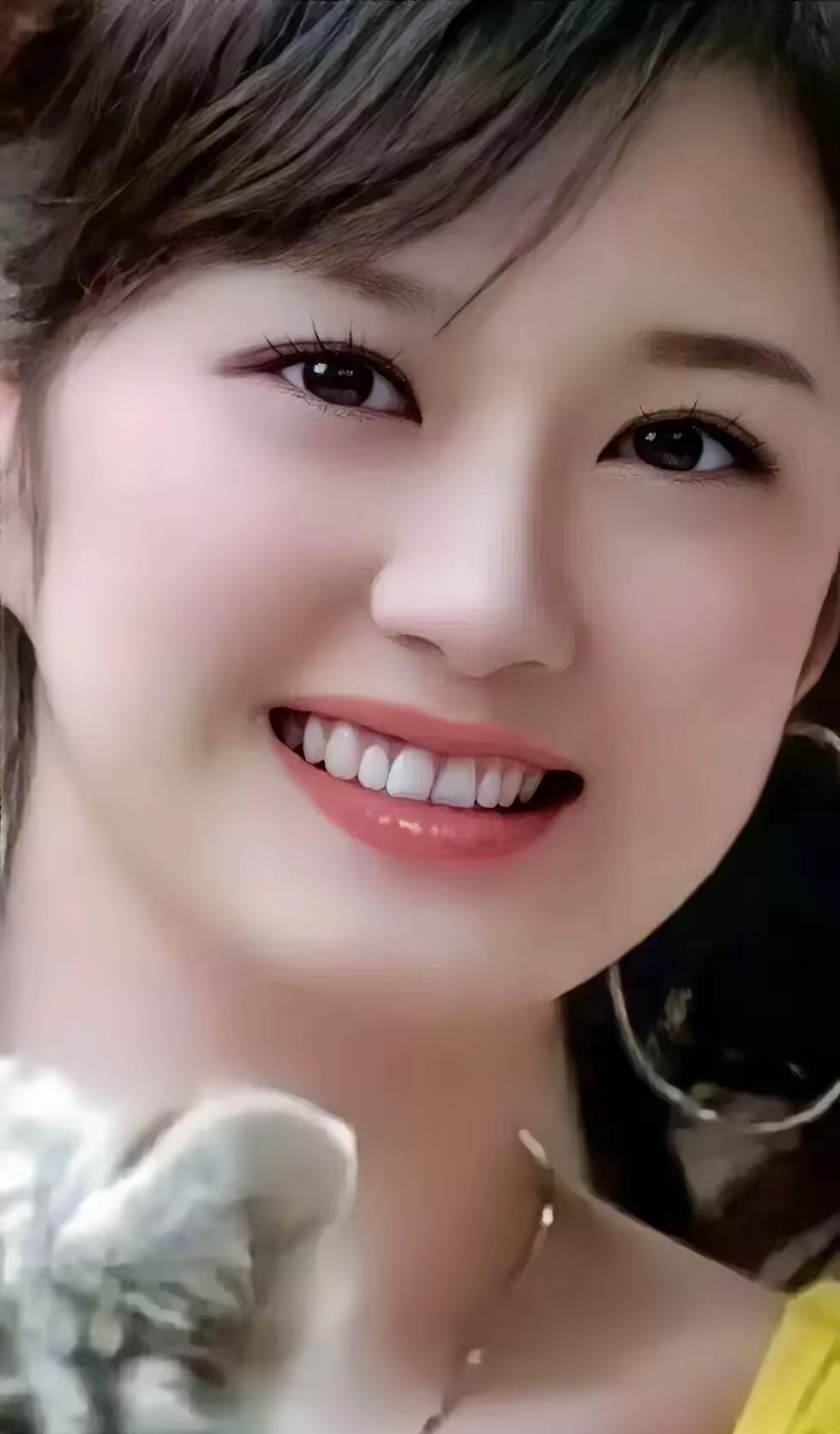 绝句·藏不住的快乐
明眸藏喜意，笑靥绽春光。
岁月温柔里，欢心肆意扬 。