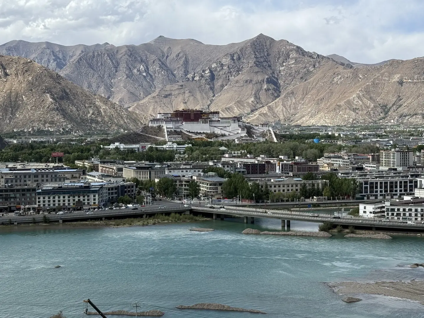 远看布达拉宫，城建档次都不如江浙沪镇级水平