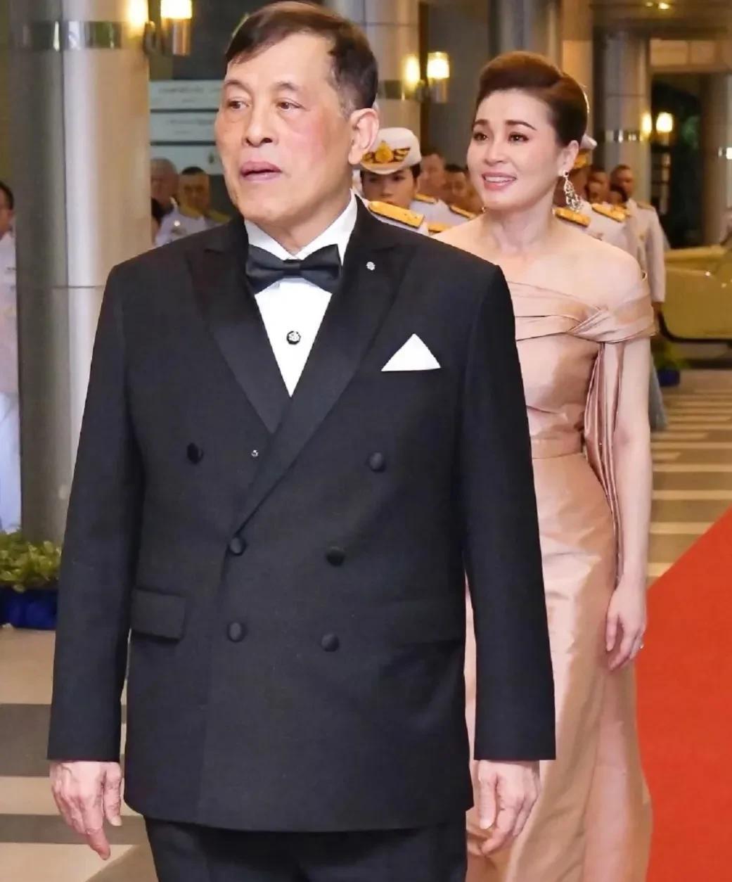 诗妮娜高调复出后，苏提达王后现身
继前两天诗妮娜在德国高调亮相后，王后陪泰王看剧