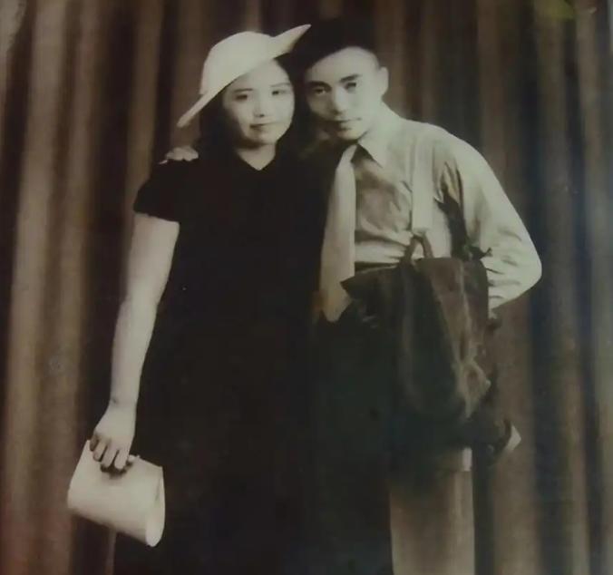 1938年，蒋介石身边的总统府宪兵队长陈尔晋发现新婚妻子王曼霞行为异常，于是他开