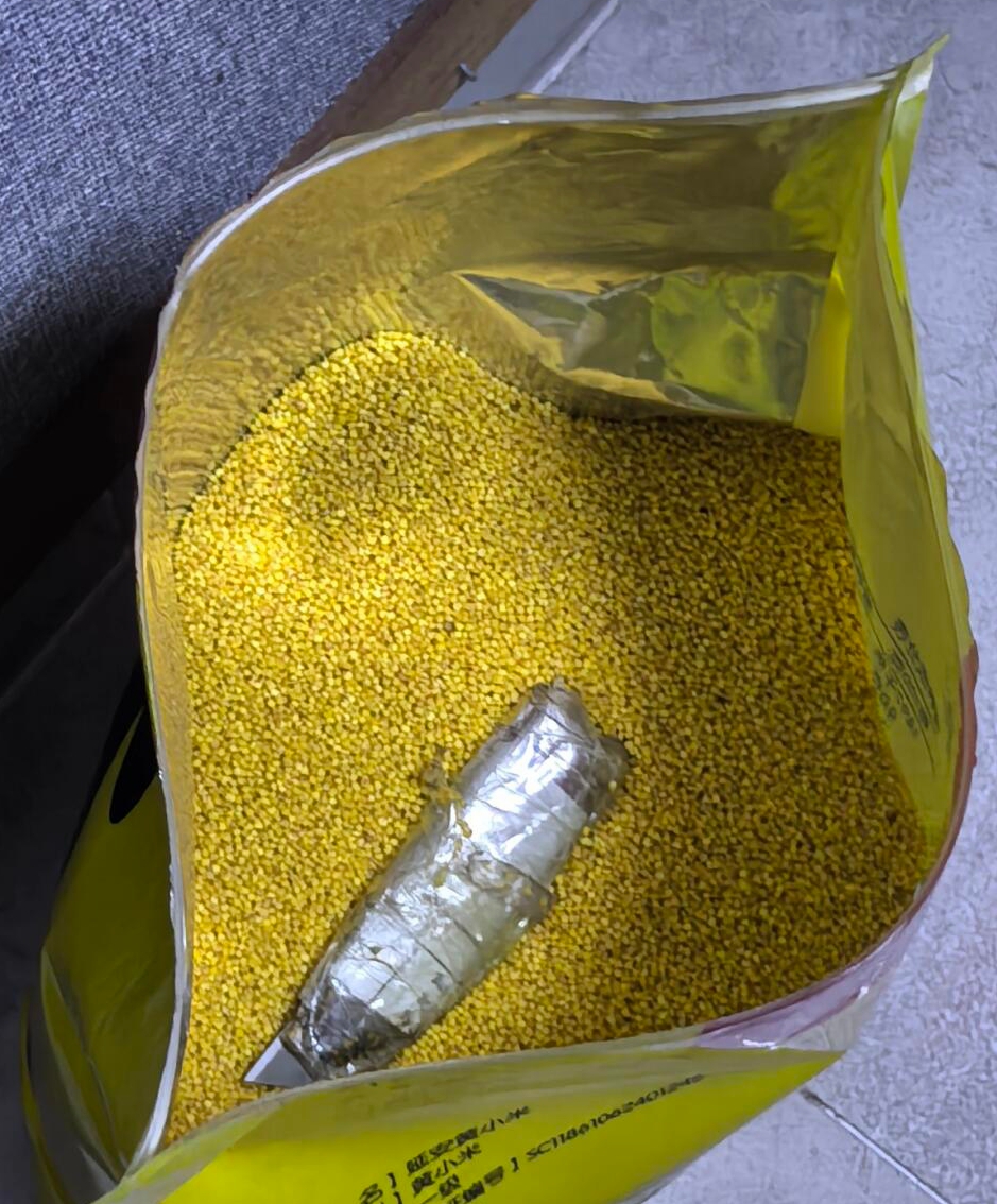小米拆开藏着刀！好像做法了一样！家人买了一袋小米，拆开发现里面一把刀！！好像被做