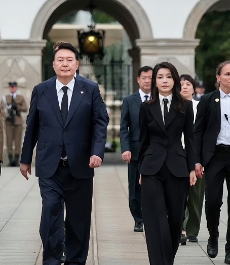 太现实了！韩国前第一夫人金建希刚刚被韩国淑明女子大学撤销了硕士学位，该校还发布消