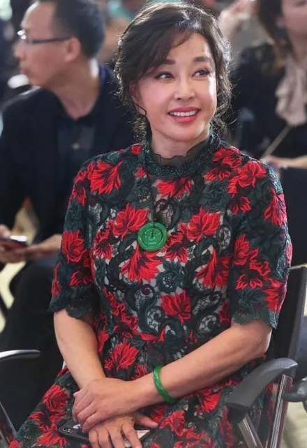 2008年，在谢晋导演的追悼会上，刘晓庆提着一袋子钱硬往谢晋妻子徐大雯手里塞。可