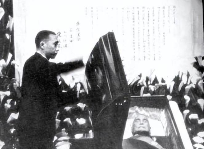 1975年蒋介石逝世，入殓时穿7条裤子，毛主席听闻死讯只说了三个字。
随着新中国