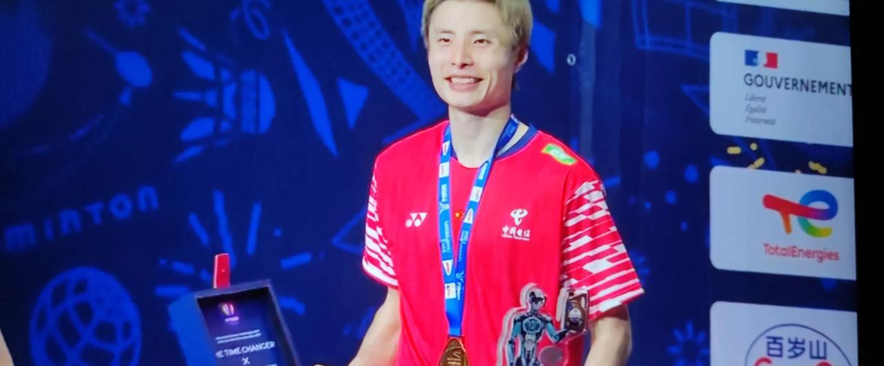 羽毛球世锦赛男单决赛，石宇奇2:1战胜昆拉武特，夺得冠军。
      第一局，