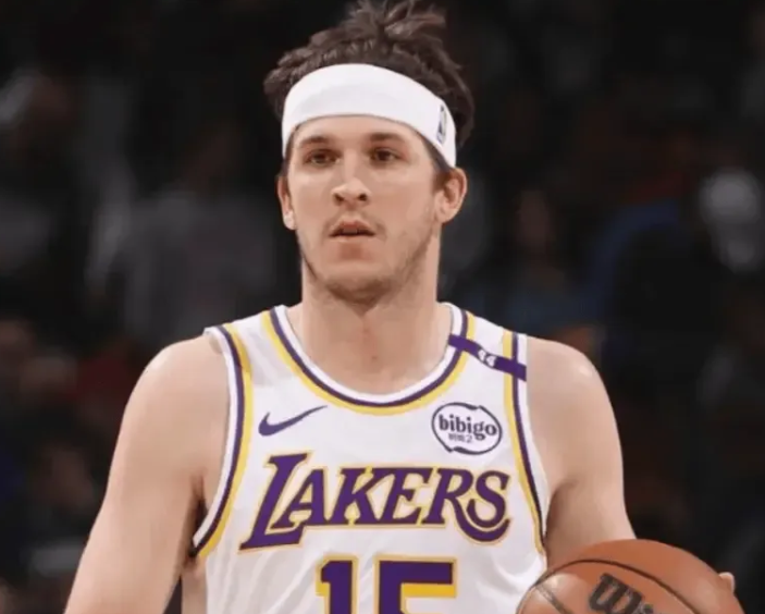 NBA常规赛，湖人92-121不敌雷霆。
赛后湖人球员奥斯汀-里夫斯接受记者采访