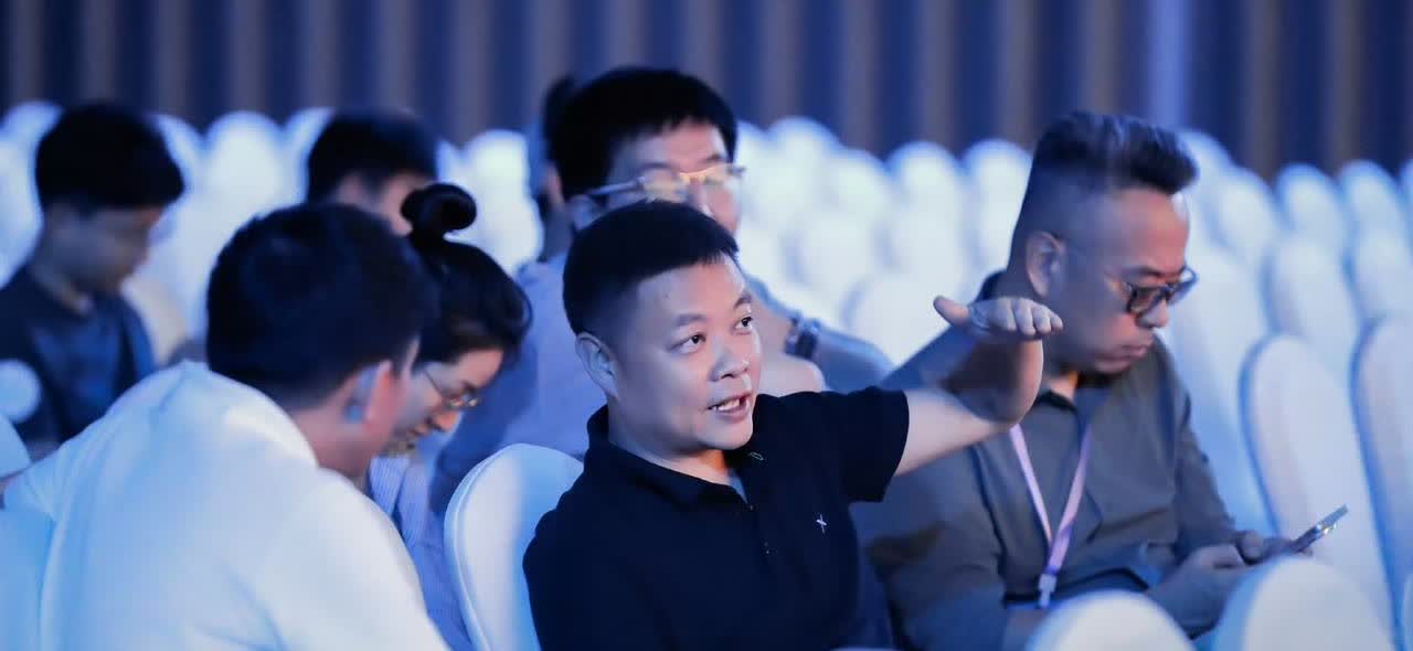 何小鹏正在抓紧时间排练！

就在刚才，何小鹏在社交网络上发了一组照片，这是他