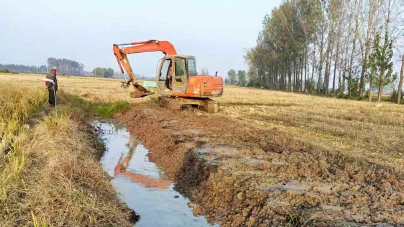 阜南县郜台乡：因地制宜排积水 服务秋种保丰收