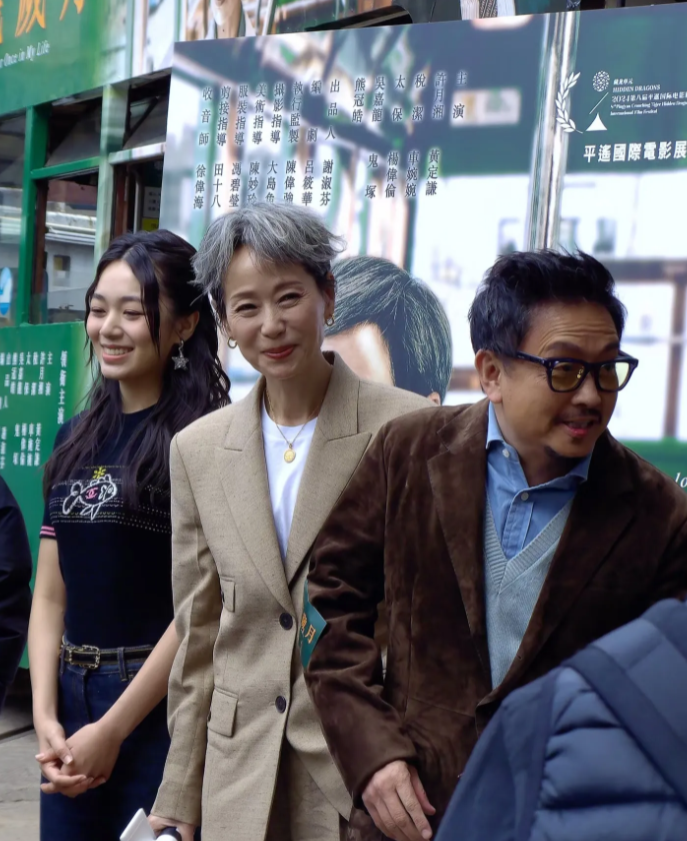叶童本人好美好有气质啊!
62岁的她身材清瘦高挑，一头银发笑容灿烂，她的脸上没有