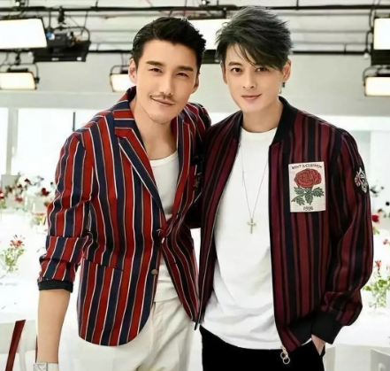 仔细看，左边1米9的帅哥胡兵，看着成熟干练、男人味更足！而右边这位帅哥是谁？长相