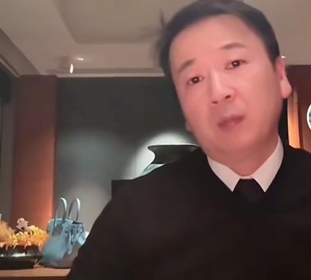 赖文峰解释说：“我为什么要爆杨钰莹的照，因为我们出去应酬，有人说我是假的赖文峰。