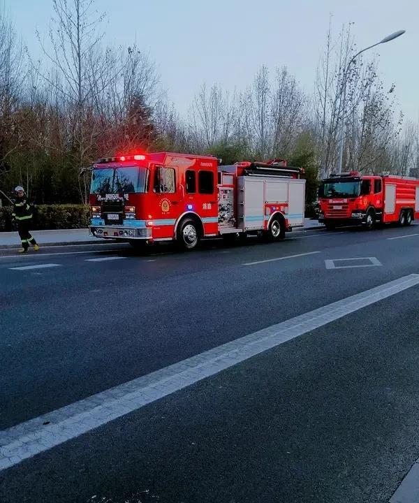 老年人“暴走团”为何能在景区道路挡下消防车？7月17日，辽宁朝阳一老年徒步团在列