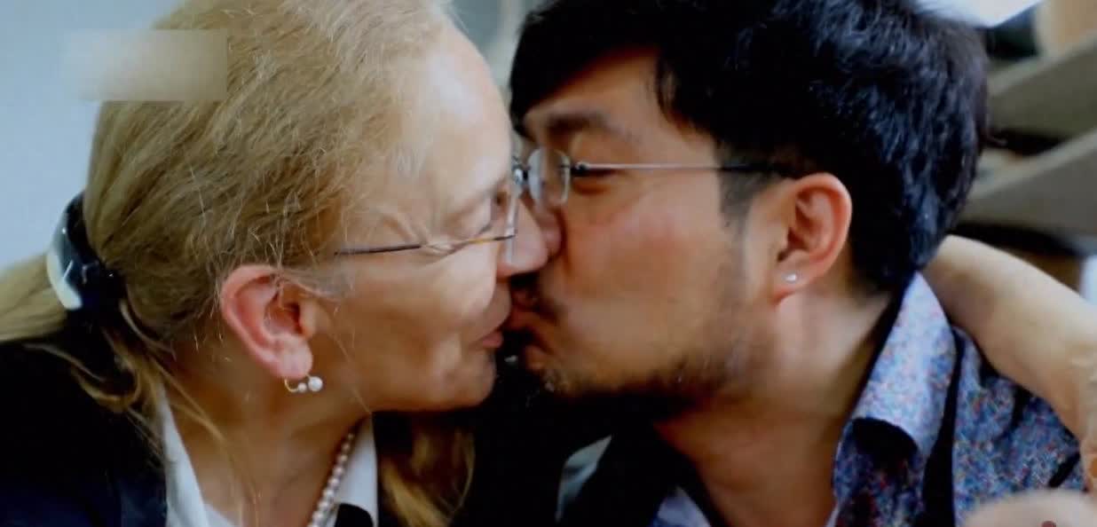 2008年，28岁的北京独生子不顾家人反对，娶50岁的德国女人为妻，母亲得知后气