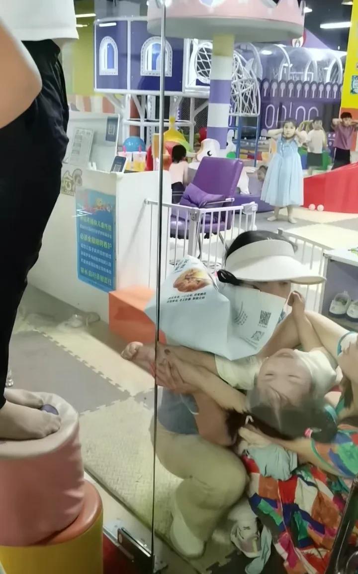 太揪心了，小女孩的胳膊被夹到门缝里了，看着就心疼！
6月15日，湖北一家游乐场，