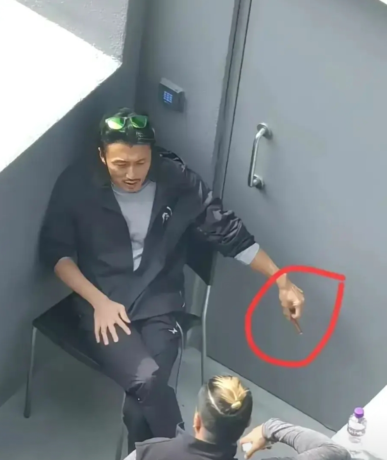 万万没有想到，男神谢霆锋居然也抽烟，现在才知道！难怪他爱王菲，王菲也有这些爱好，