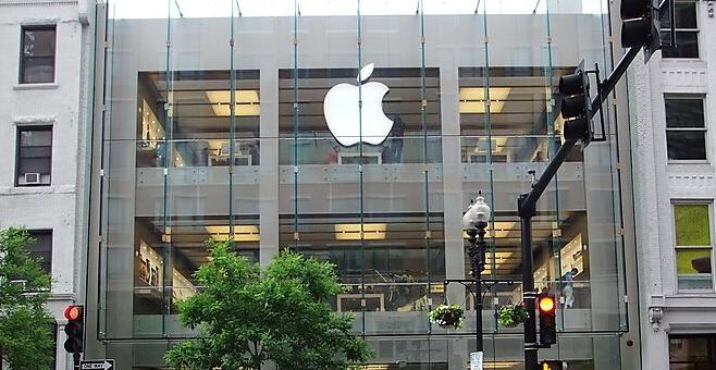 #美国人恐慌性抢购iPhone# 美国人疯抢iPhone的场面，活脱脱上演了一出