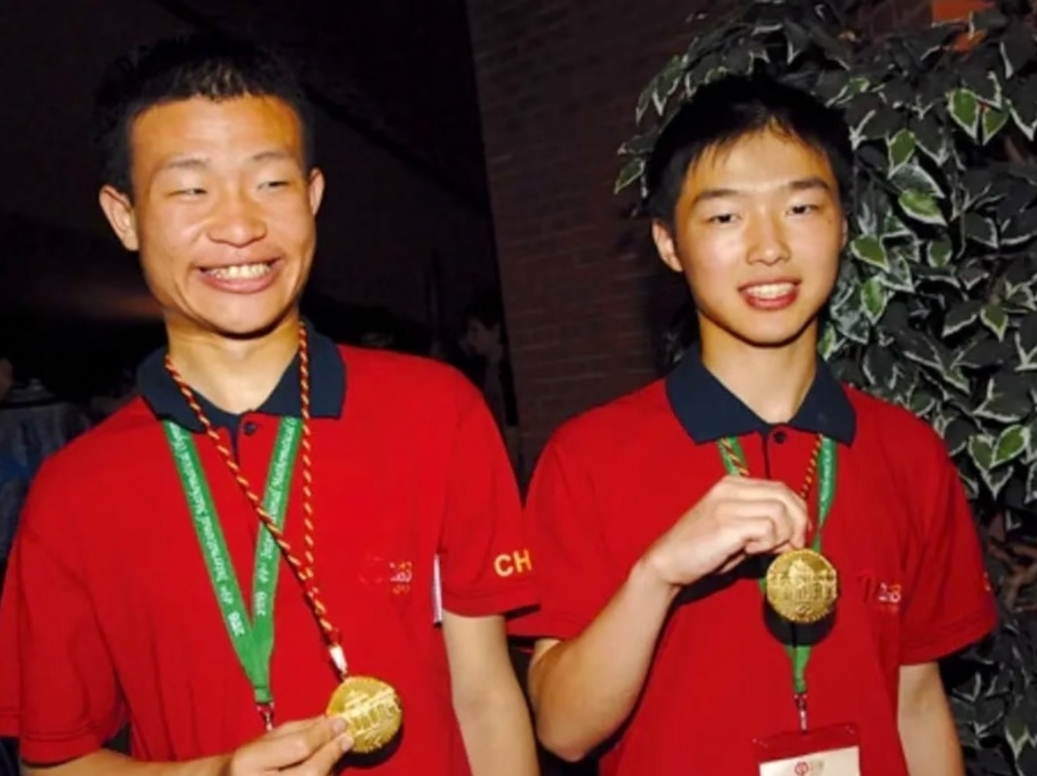 这大约是韦神十几年前获奖的照片，边上那位少年叫牟神！
牟晓生 ，上海华育初中，上