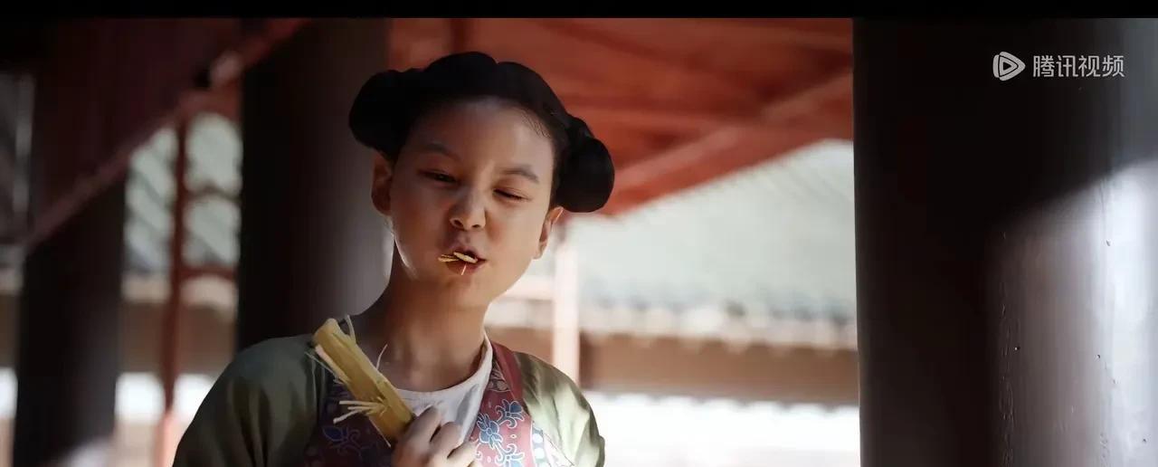 岳云鹏和小演员鲲羽真是太敬业了，把没吃过甘蔗的形象演绎的太搞笑了，吃甘蔗皮，岳云
