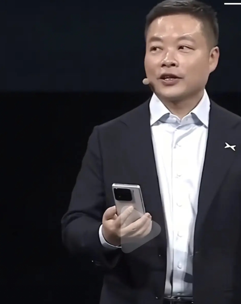 何小鹏用的主机是16PM！

在8月27日晚间的P7上市发布会上，何小鹏在舞台预