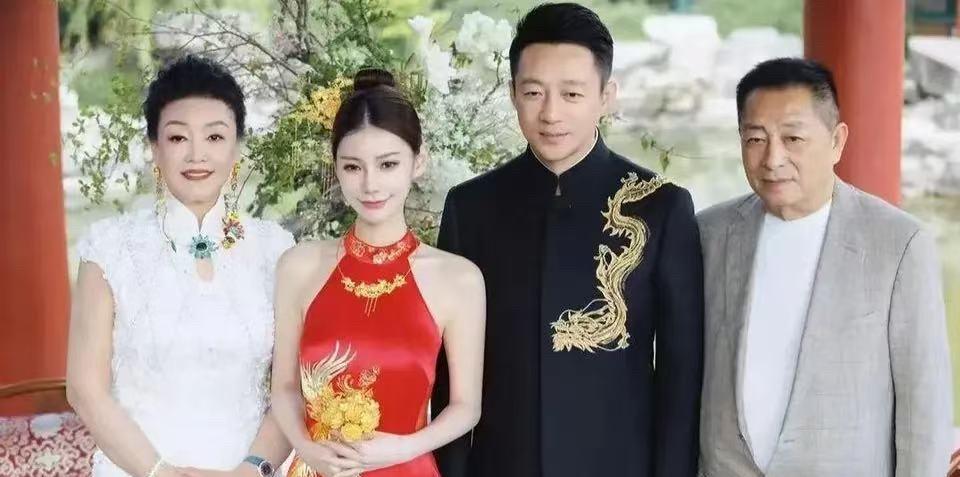 汪小菲二婚直接刷新娱乐圈烧钱天花板！
今天北京郡王府四合院被包得密不透风，光场地