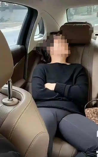 跑长途的时候就怕这样的女士，你叫她吧不醒，系上安全带多好了
