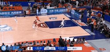 #cba# 差点进去，洛夫顿真能跳啊。
看看洛夫顿比王哲林胖多了，但是就是比他能