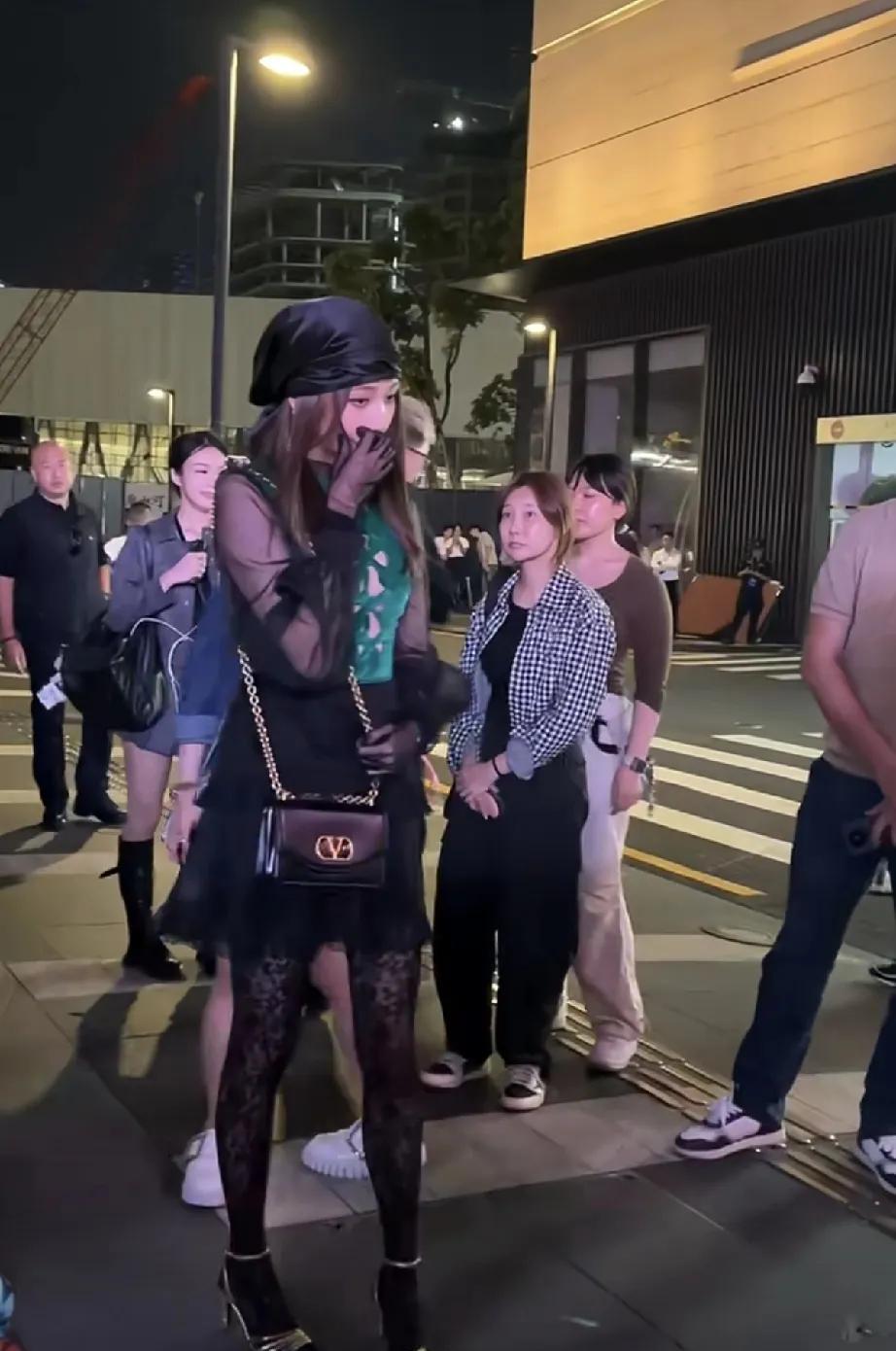 关晓彤是故意穿搭这么丑的吗，她身材短板明明很好改善，但每次红毯都一言难尽。#关晓