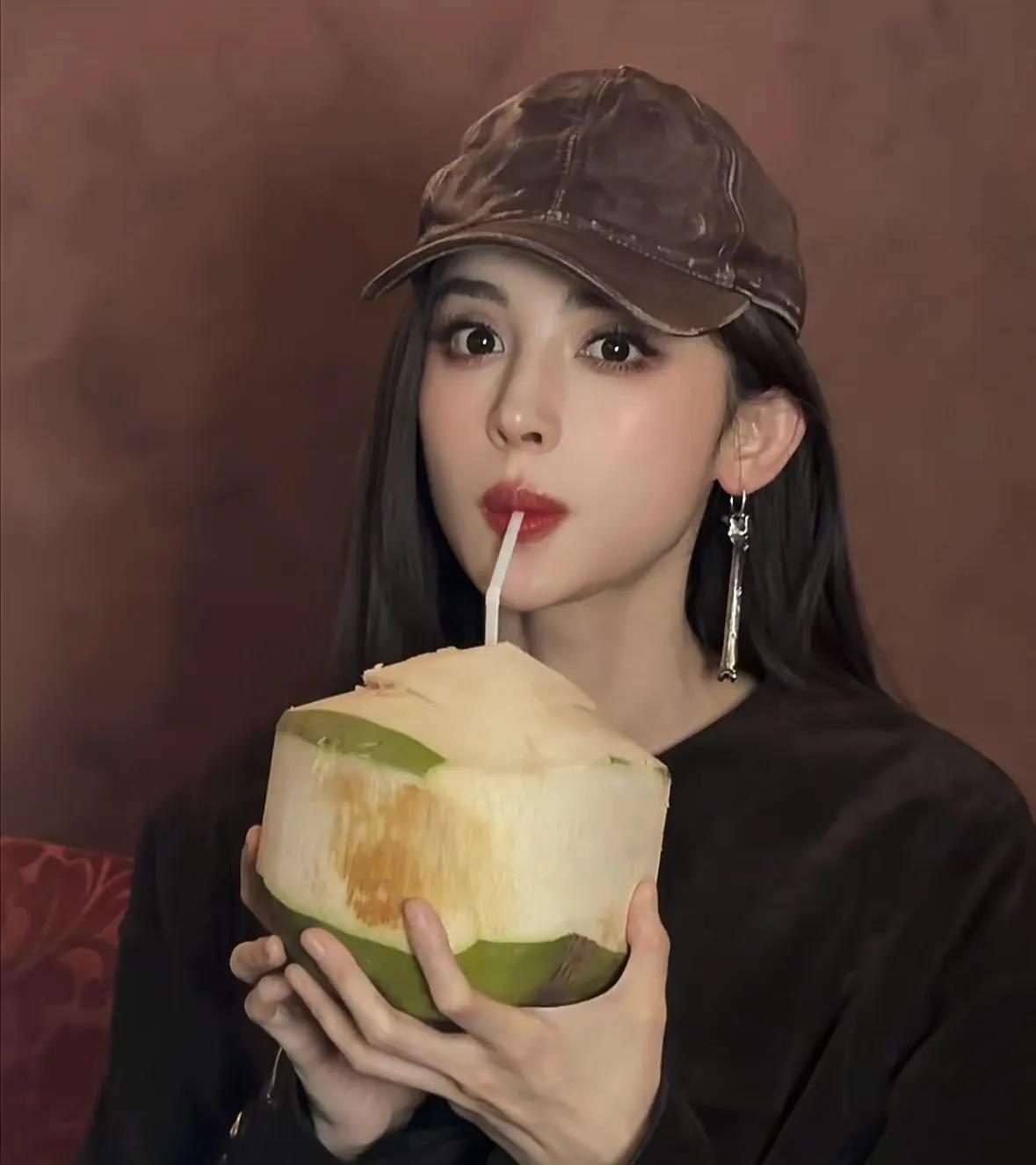 太完美了。。唯一的缺点是没长在我脸上。。
美的摄人心魄，女人看了都心跳加速
她长